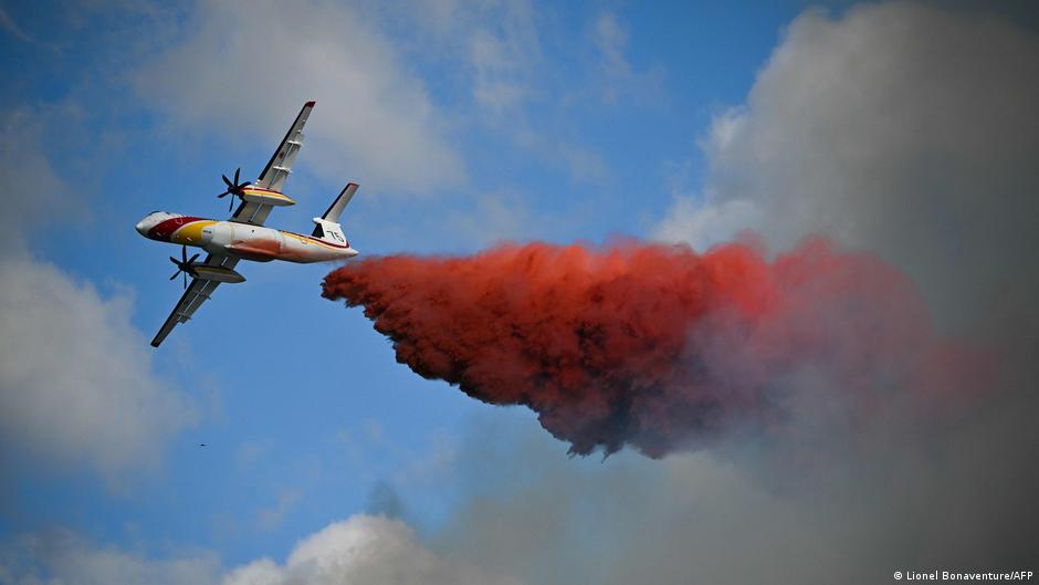 Incendio en Perpiñán con columnas de humo sobre el barrio afectado y servicios de emergencia actuando