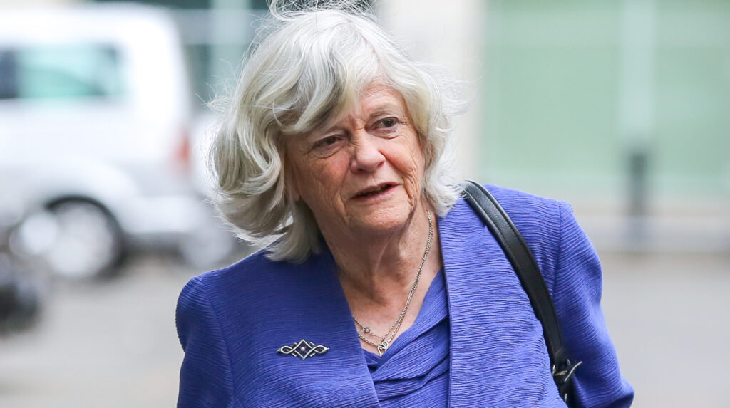 Ann Widdecombe en imagen relacionada con el caso de asesinato investigado por la policía