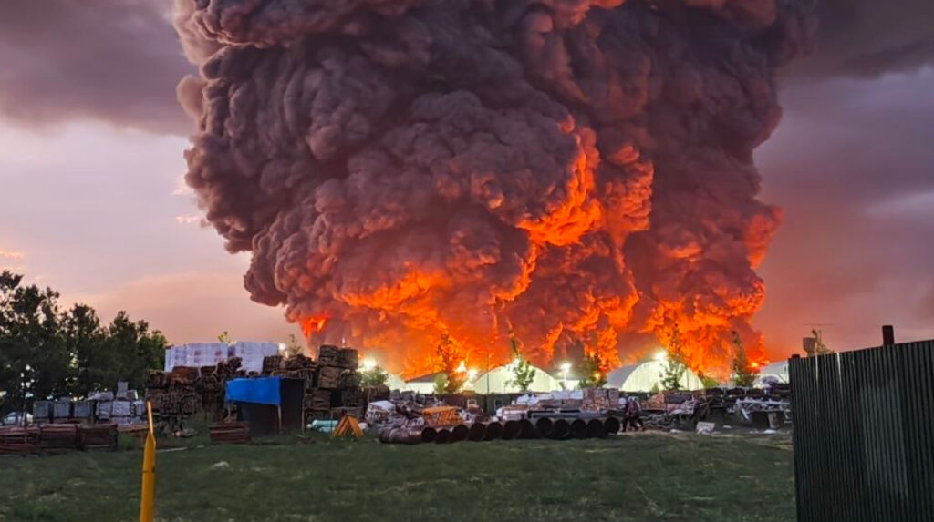 ataque drones Rusia contra almacén de Wildberries en Krasnodar con incendio visible