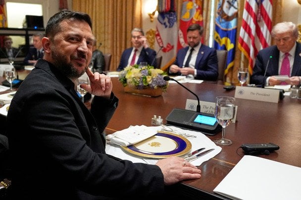 Zelenski durante reunión diplomática en su posible visita a EE.UU. esta semana