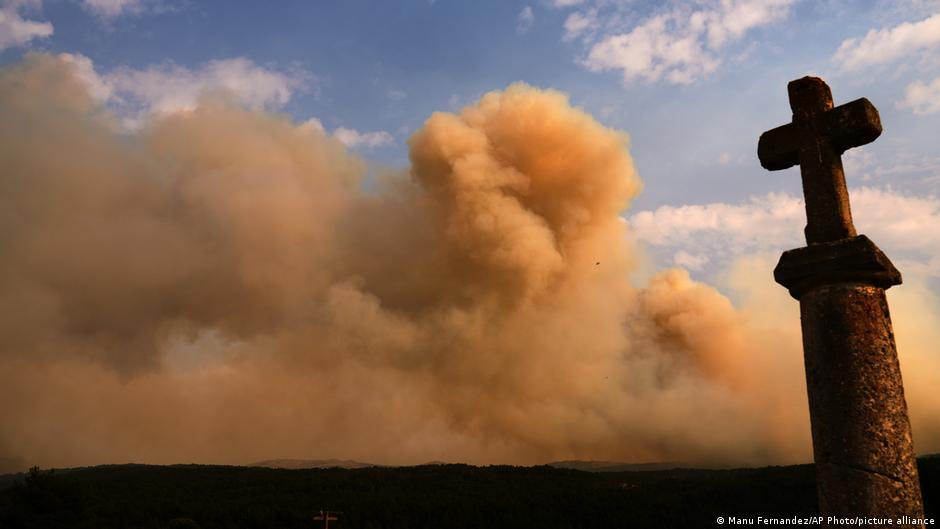 Incendios forestales Europa arrasando bosques del sur con llamas y columnas de humo visibles