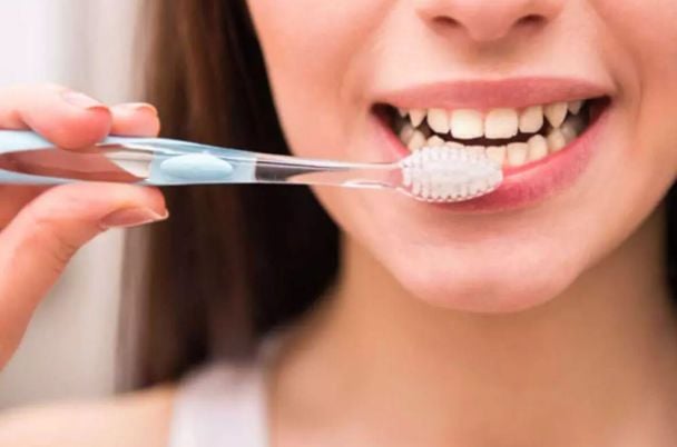 Cepillo de dientes desgastado junto a uno nuevo para ilustrar cuándo cambiar cepillo dientes