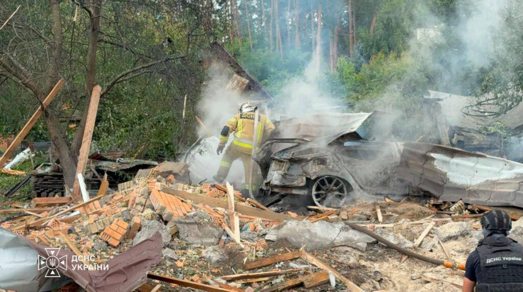 Ataque con misiles en Kiev deja 10 muertos y un centenar de heridos entre escombros