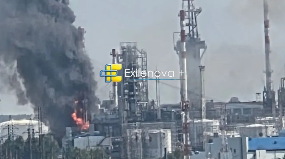 Columna de humo sobre la refinería Tiumén tras el segundo ataque de drones ucranianos a 2.000 km