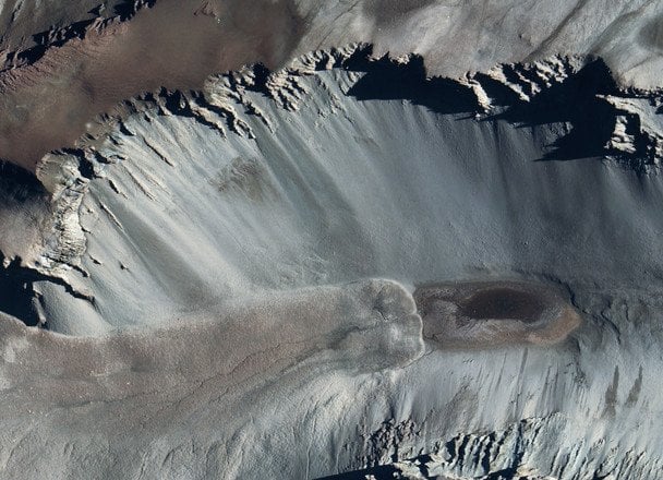 Vista del lago Don Juan en la Antártida, el lago salado que no se congela ni a -50 grados Celsius
