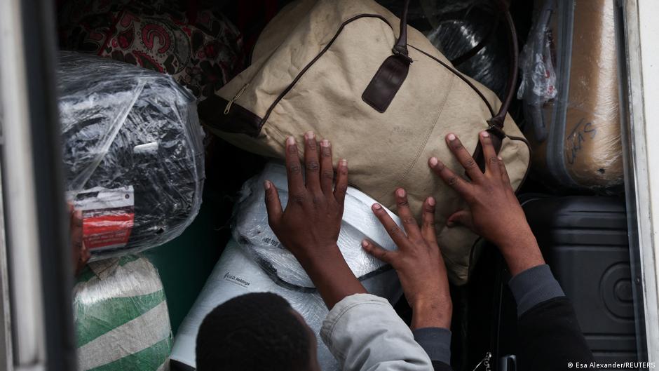 Zimbabuenses desplazados huyen de la xenofobia en Sudáfrica hacia la frontera