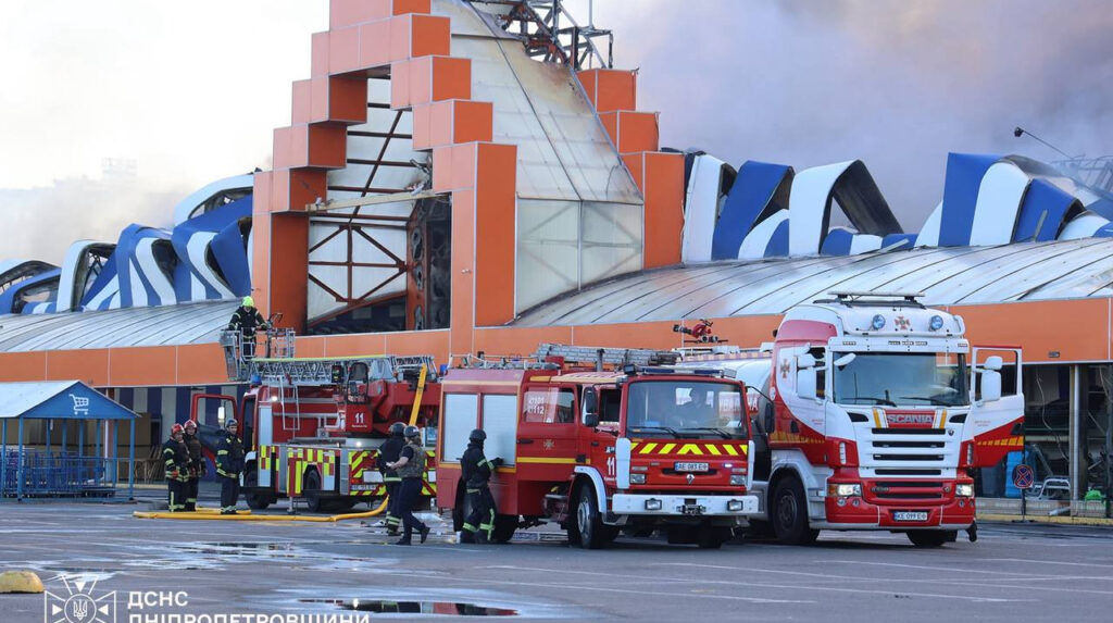 Incendio en el centro comercial Epicentr tras el ataque a Kryvyi Rih con misiles rusos
