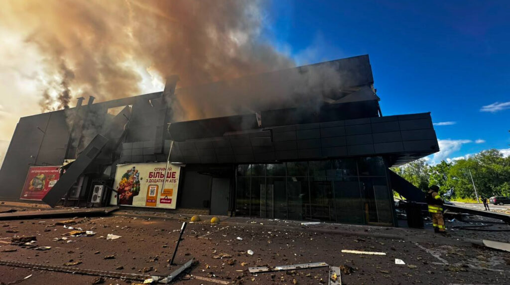 Ataque de dron en Chernígov destruye supermercado y deja dos muertos entre los escombros