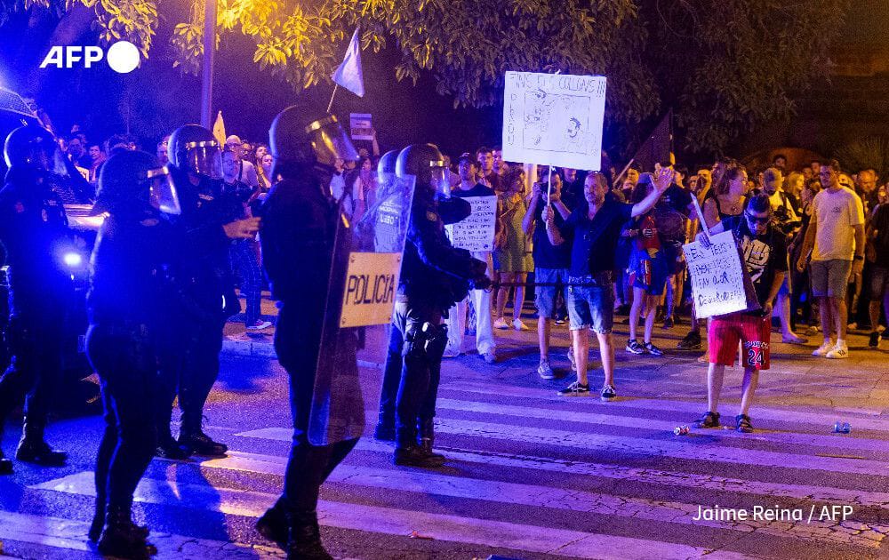 Miles de personas protestan en Mallorca contra el turismo masivo en una multitudinaria manifestación
