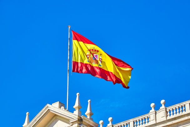 Familia inmigrante tramitando residencia hijo España en oficina de extranjería
