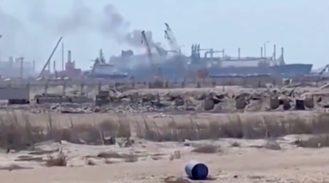 ataque dron buque cisterna de EE. UU. en aguas de Egipto con humo visible