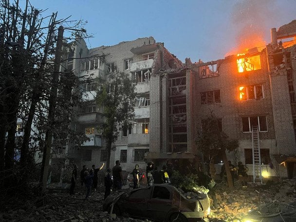 Incendio en Leópolis tras ataque ruso con edificios en llamas y columnas de humo