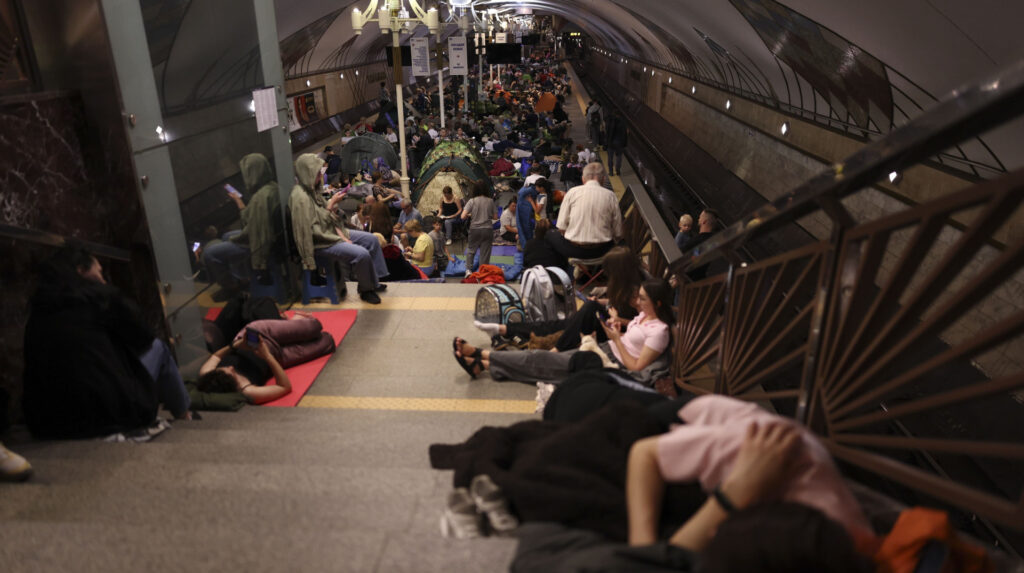 Ciudadanos refugiándose en el metro de Kiev durante una alerta aérea en Ucrania