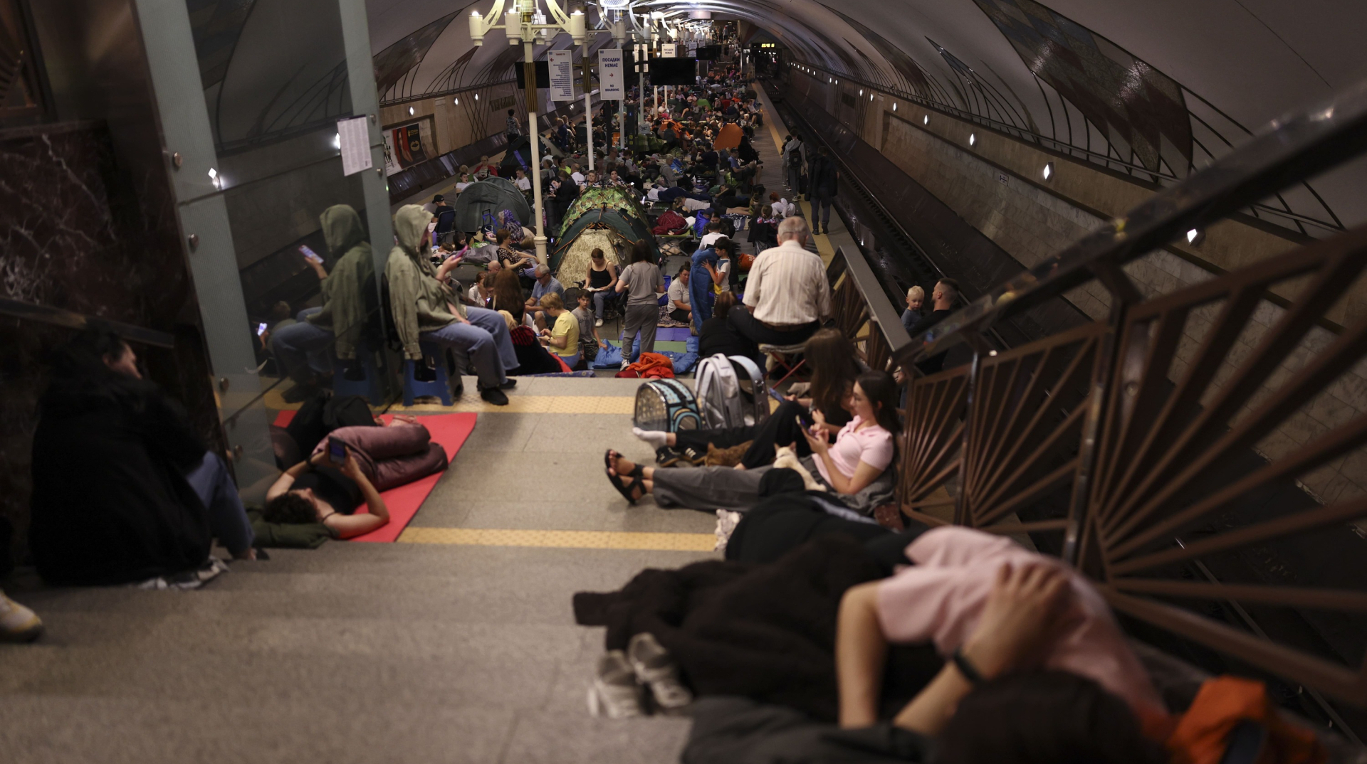 Ciudadanos refugiándose en el metro de Kiev durante una alerta aérea en Ucrania