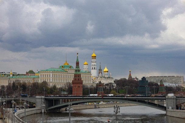 Putin en el Kremlin mientras analistas advierten sobre una posible crisis régimen Putin en los próximos años