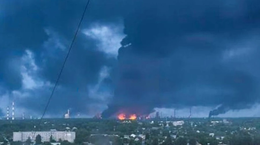 Vista aérea de la refinería Riazán con columnas de humo tras el ataque con drones