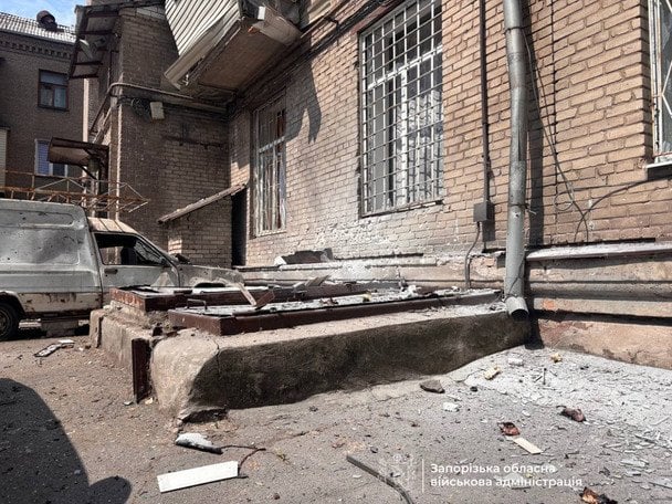 Ataque Zaporiyia contra el edificio de la OVA con daños visibles en la estructura