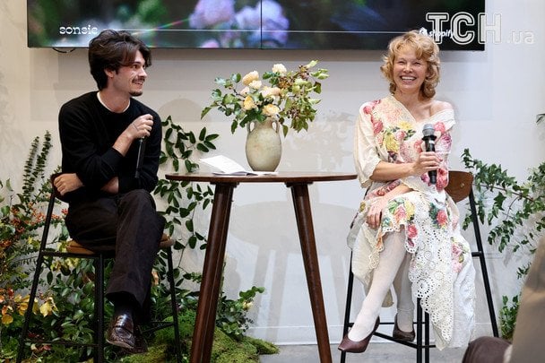 Boda Dylan Jagger Lee hijo de Pamela Anderson celebrando su matrimonio con su pareja
