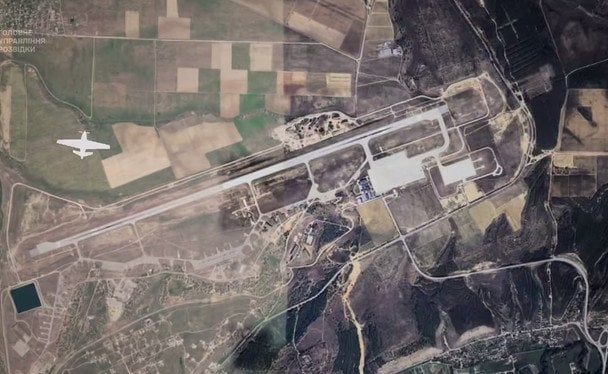 Humo y explosiones tras el ataque Belbek Crimea en el aeródromo militar ucraniano