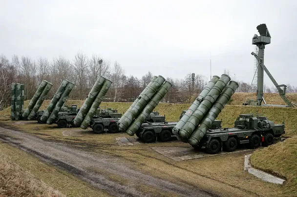 Lanzamiento de misiles S-400 utilizados por Rusia en ataques contra territorio ucraniano