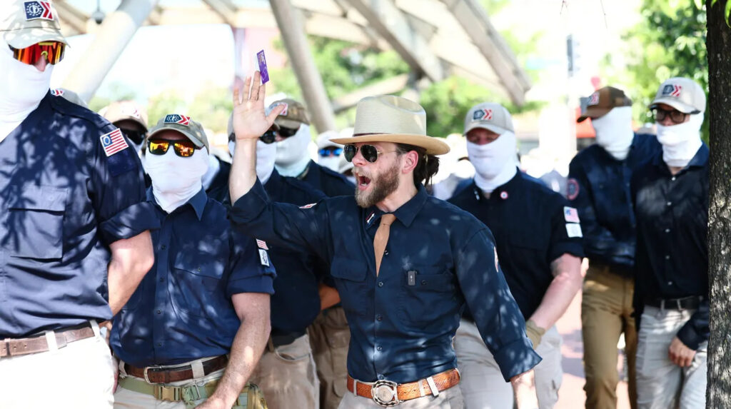 Marcha de supremacía blanca en Washington el 4 de Julio con manifestantes portando banderas