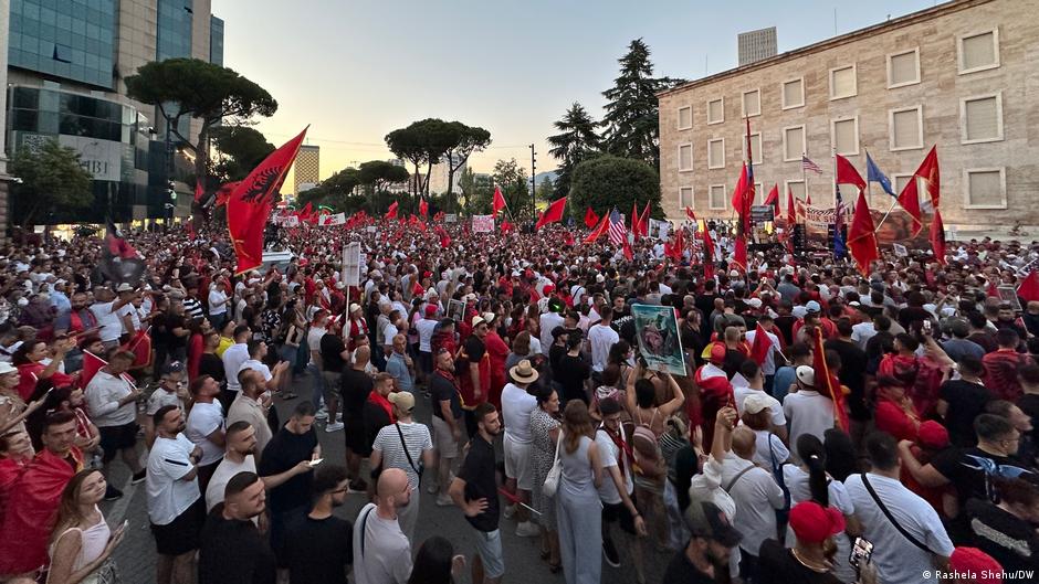Protesta Albania Trump contra hotel de lujo en reserva natural albanesa