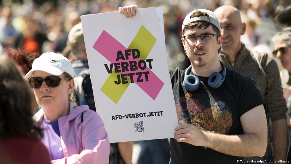 Manifestantes en Alemania debaten la prohibición AfD entre banderas y carteles políticos