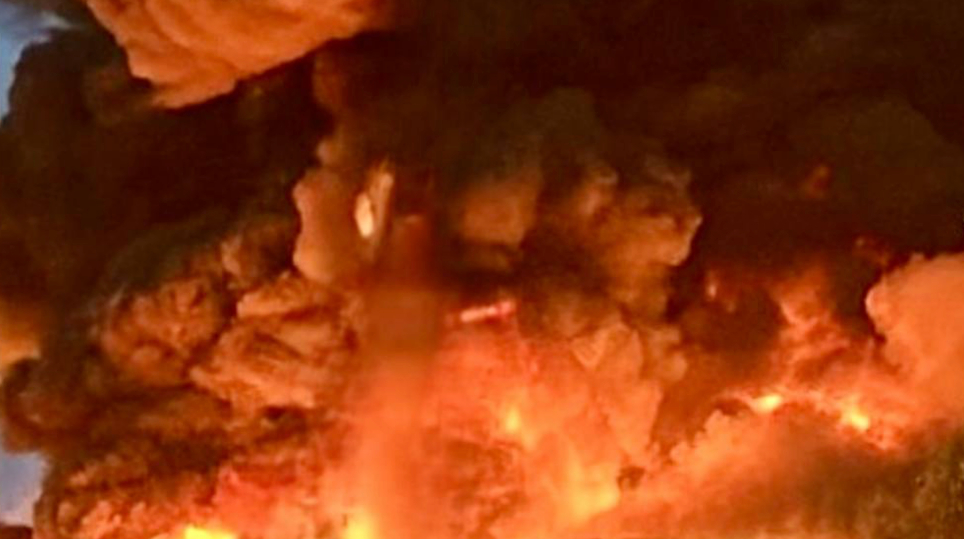 Almacenes en llamas en Sumy tras ataque ruso Ucrania con columnas de humo negro