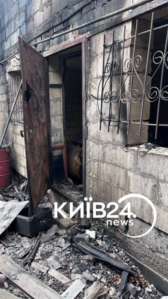 Edificios destruidos en Vishnevoe tras un ataque ruso en Ucrania con escombros y labores de búsqueda