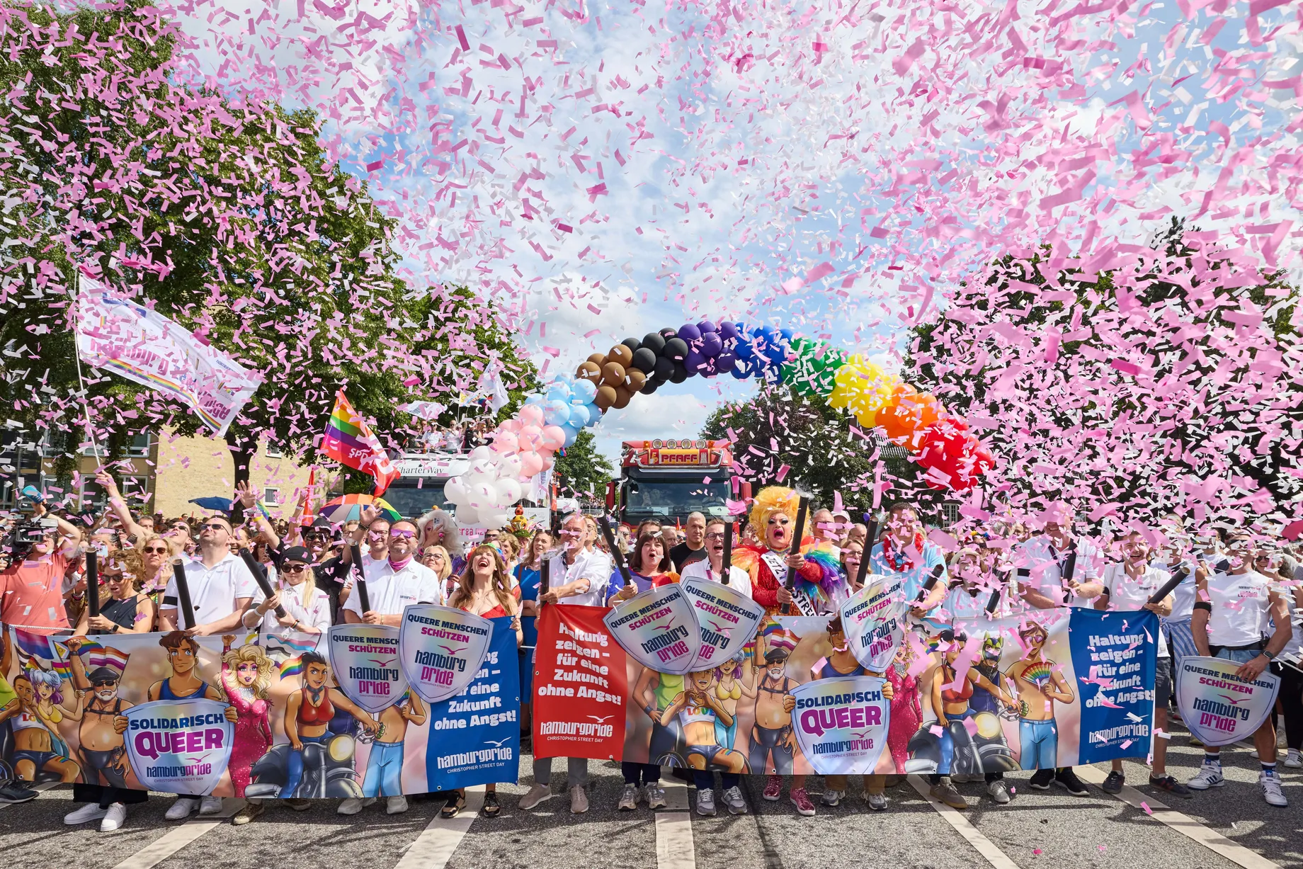 Multitud celebrando el orgullo LGBTQ Europa en las calles de Hamburgo y Ámsterdam