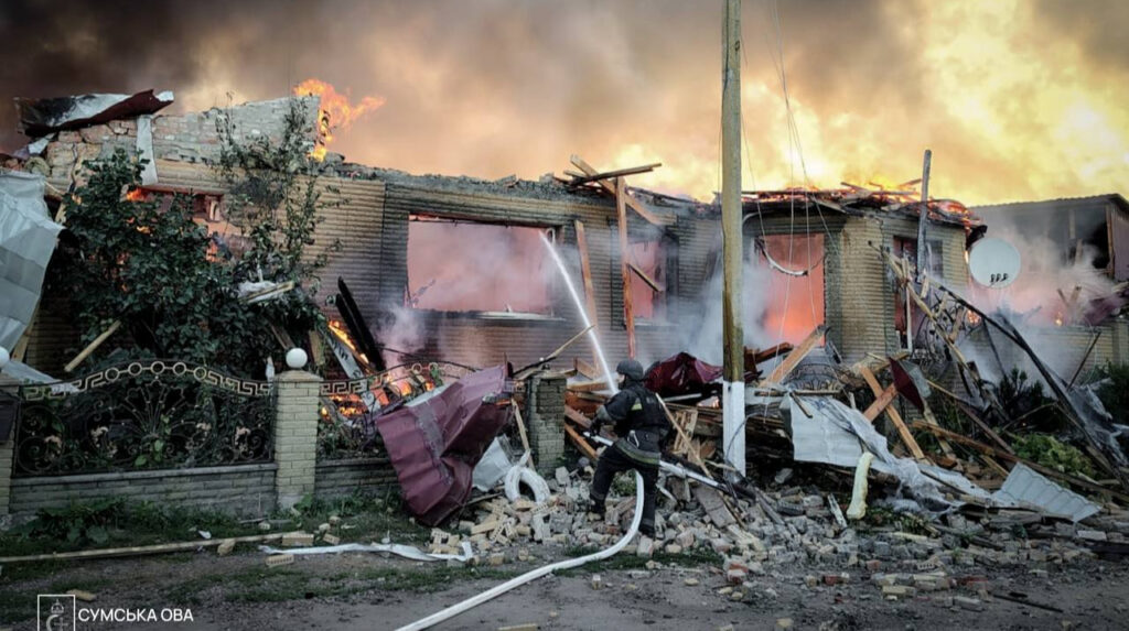 Ataque ruso en Sumy deja una madre y su hijo muertos entre los escombros de la ciudad
