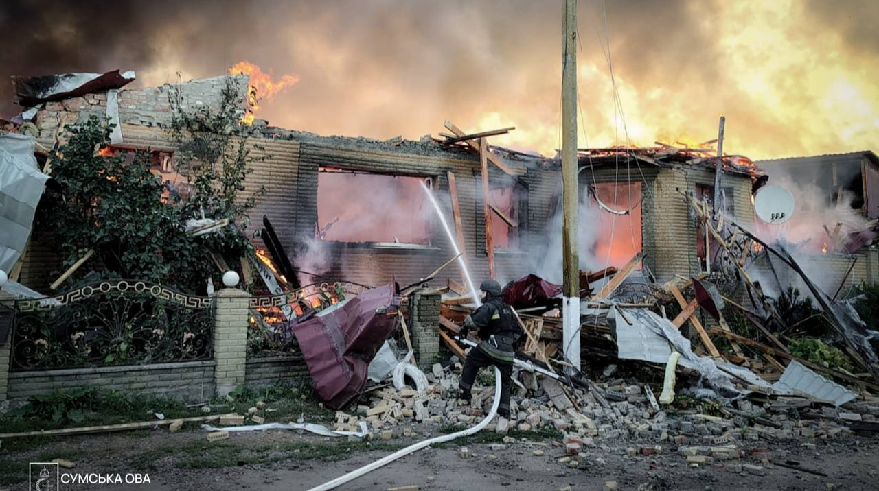 Ataque ruso en Sumy deja una madre y su hijo muertos entre los escombros de la ciudad