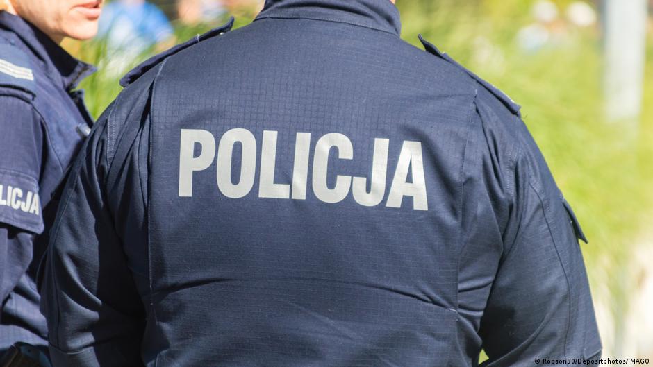 Agente de policía en Poznan durante detención vinculada a discriminación idioma Polonia