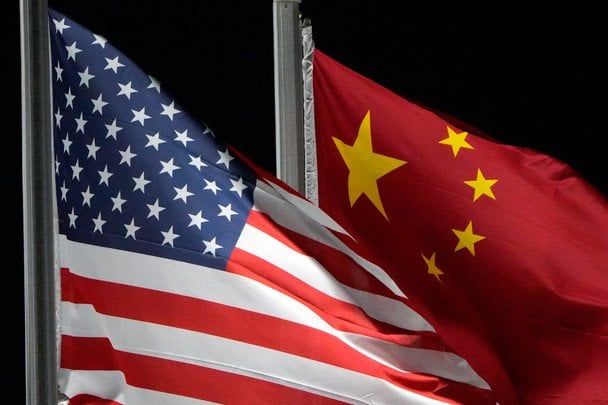 Banderas de EE.UU. y China frente a frente simbolizando la rivalidad EE.UU. China y la presión sobre aliados