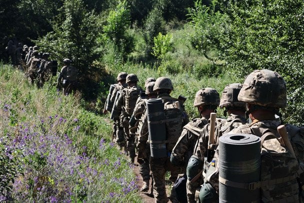 Soldados del ejército ucraniano equipados y entrenados tras años de guerra contra Rusia