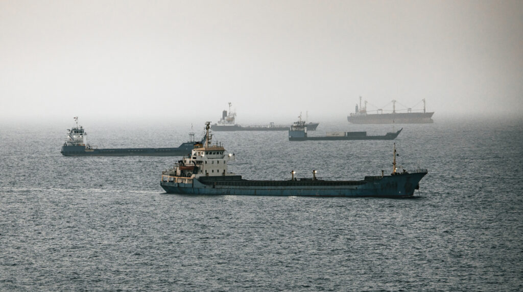 Buque petrolero navegando por el Golfo Pérsico en una ruta alternativa que evita el control iraní