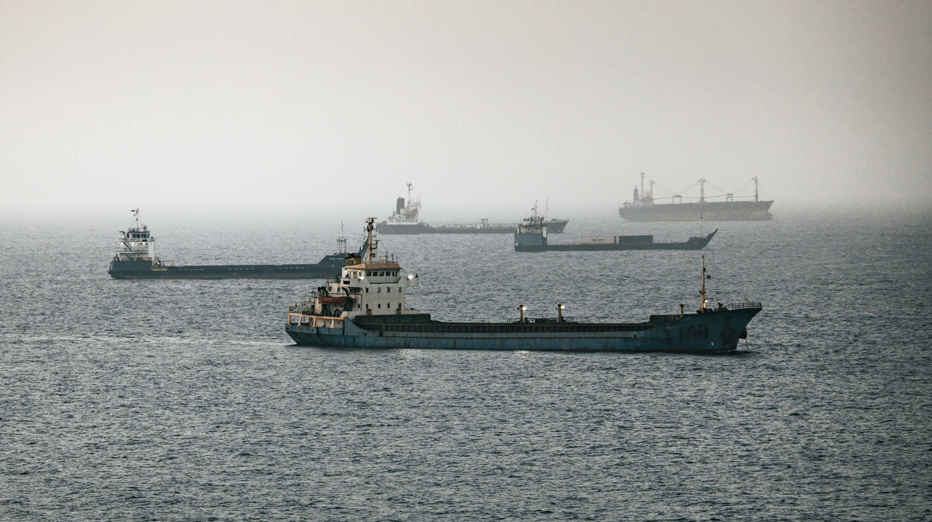Buque petrolero navegando por el Golfo Pérsico en una ruta alternativa que evita el control iraní