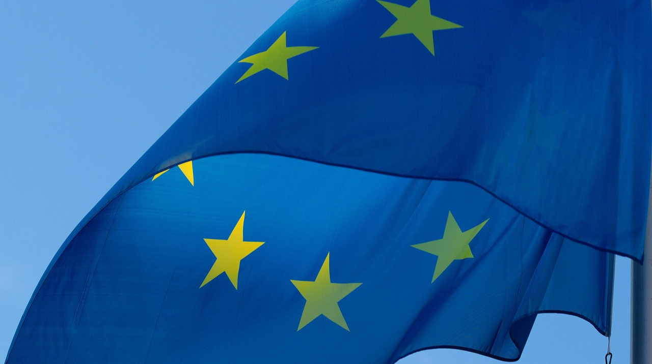 Banderas de la UE frente a sede institucional europea en el contexto de las sanciones UE Rusia