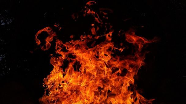 Incendio en zona residencial de Zaporiyia tras ataque ruso con misiles y drones