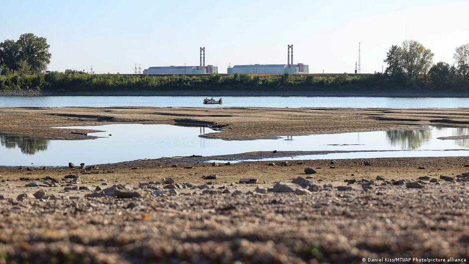 Central nuclear Paks junto al río Danubio en Hungría afectada por la sequía extrema