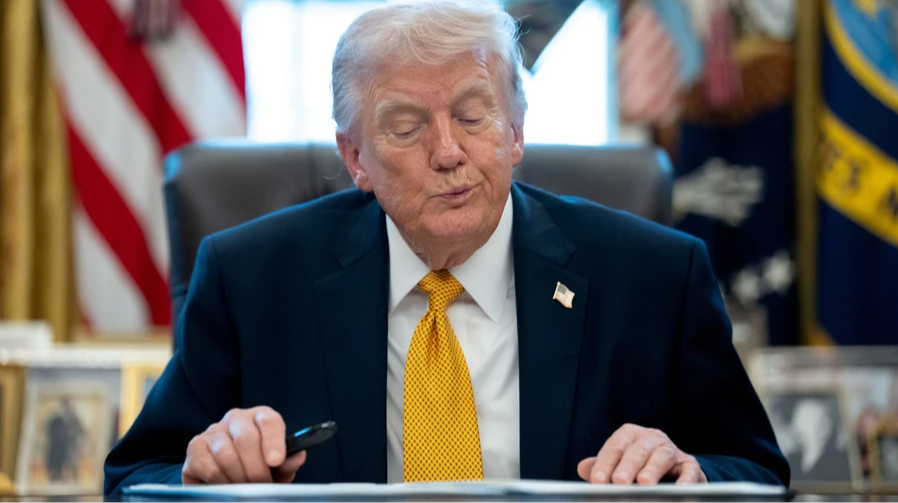 Vista aérea del estrecho de Ormuz, paso estratégico reclamado por Trump como territorio de EE. UU.