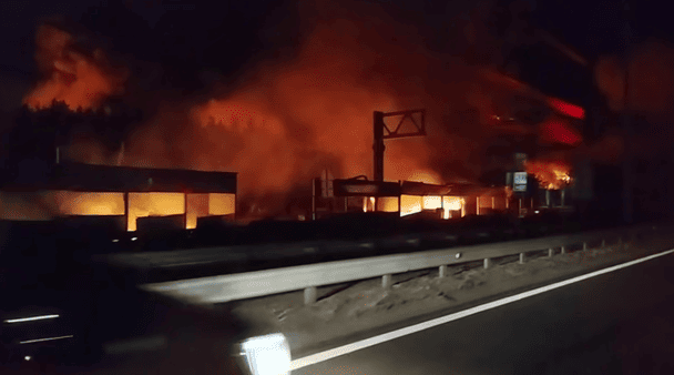 Detonación en Ucrania vista desde Kiev con columna de humo tras el impacto mientras autoridades exigen responsables