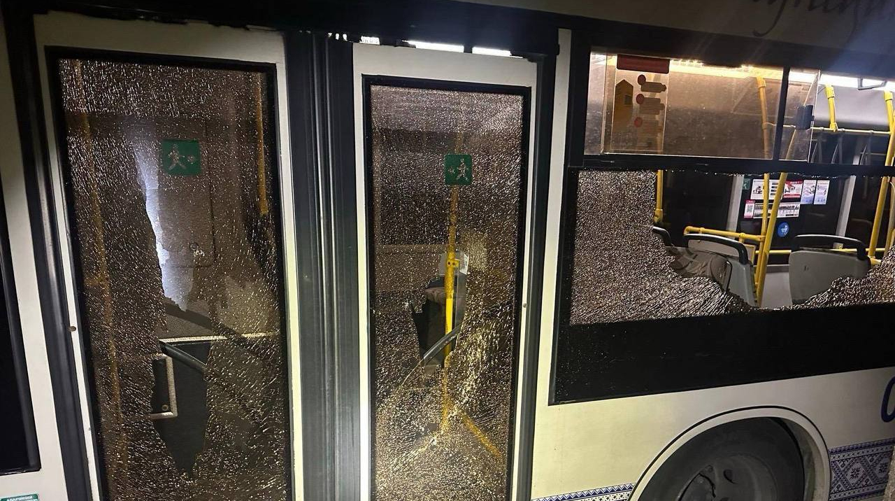 Vehículos de transporte urbano dañados tras el ataque Zaporiyia en el centro de la ciudad