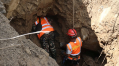 Equipos de rescate trabajando en túneles tras avalancha Nepal para liberar obreros atrapados