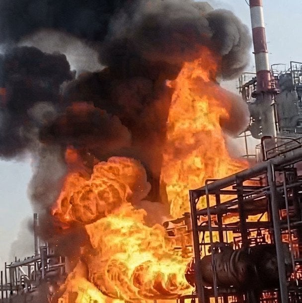 ataque Ucrania Rusia deja refinería en Perm en llamas y derriba un cazabombardero Su-34