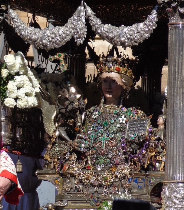 Cardenal besando la reliquia santa Águeda durante una ceremonia religiosa en su festividad