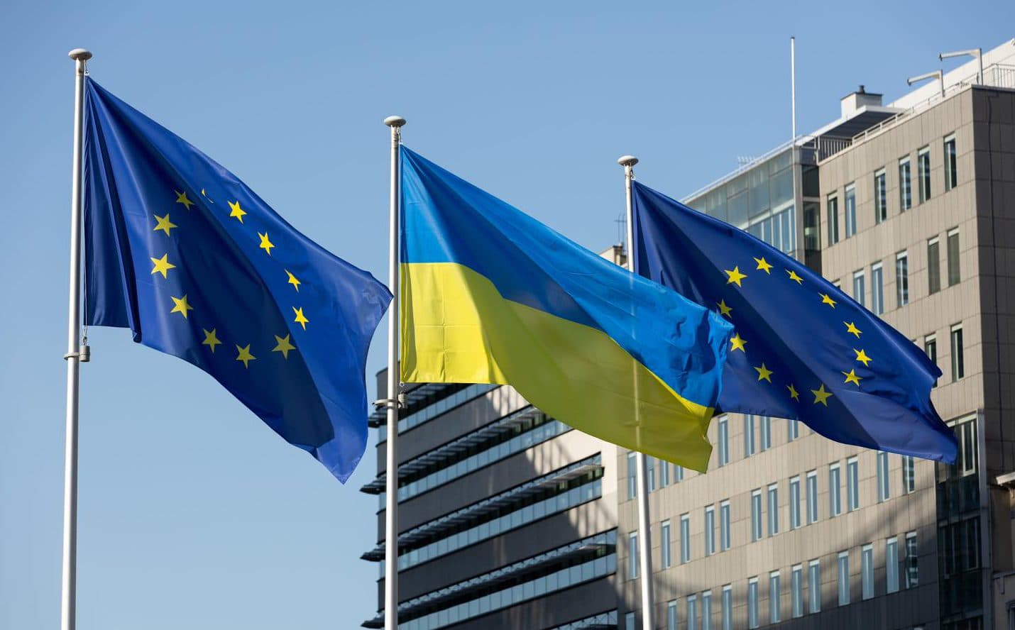 Bandera de Ucrania izada ante la sede de la UE en Bruselas por el Día de la Independencia de Ucrania