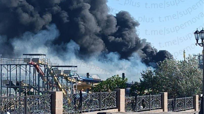 Ataque Yeysk incendio en depósitos de base petrolera con columnas de humo negro