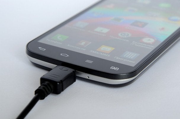 Pantalla de smartphone Android mostrando batería baja por la noche debido a funciones activas en segundo plano