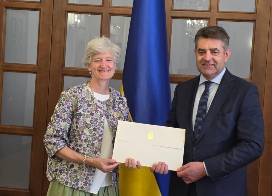 Nuevo embajador canadá ucrania durante ceremonia oficial de nombramiento diplomático